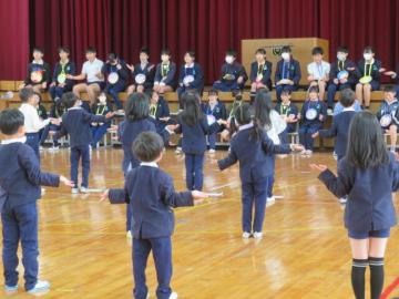 体育館で、歌で6年生へのありがとうの気持ちを伝える1年生の様子
