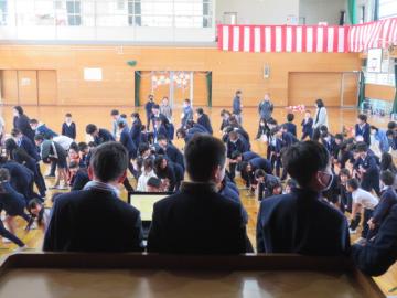 体育館で、環境委員会による全校ゲームで命令を出す5年生の様子