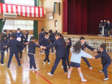 体育館で、全校ゲームで6年生の命令にしたがって動く全校生の様子