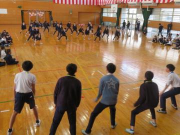 体育館で、3年生のダンスに合わせておどる6年生の様子