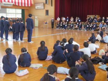体育館で、全校ゲームの説明をする健康委員会の5年生の様子
