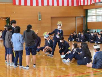 体育館で、渾身の劇を披露する6年生の様子