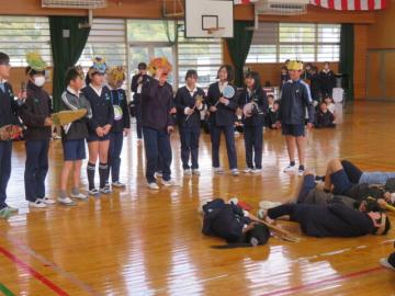 体育館で、みんなのありがとうの力で悪者をやっつけたヒーローたちの様子