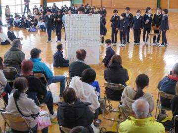 体育館で、感謝状を地域の方に贈る5年生の様子