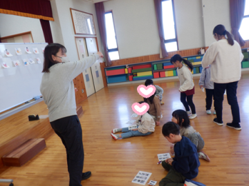 遊戯室でビンゴゲームをしている園児たちの様子