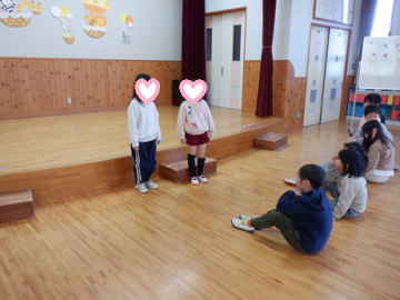 遊戯室で司会をしている園児たちの様子