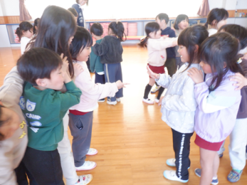 遊戯室で電車ごっこをしている園児たちの様子