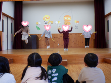 遊戯室で縄跳びをしている園児たちの様子