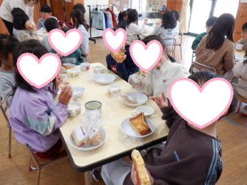 室内でパンを食べている園児たちの様子
