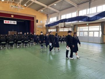 3年生が体育館で退場の練習をしているようす