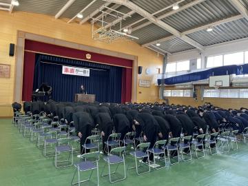 3年生が体育館で礼の練習をするようす