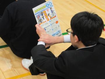 配付されたチラシを見ながら内容を確認している生徒