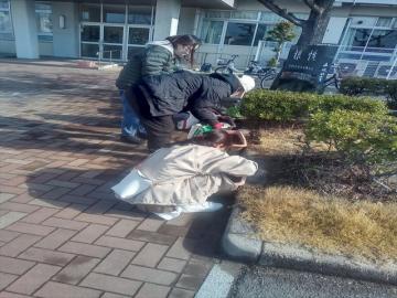 保護者で協力してプランターに花を植える様子