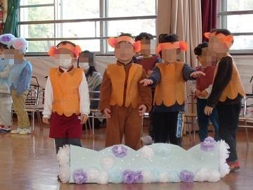 3歳児が教室でサルになりきっている写真