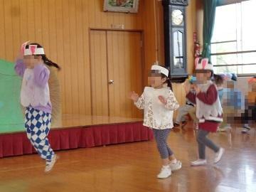 3歳児がウサギになりきってジャンプをしている写真