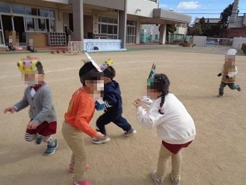 鬼のお面を付けて豆まきをしている子供たちの写真2