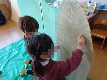 大きな手袋を段ボールで製作している子供たちの写真