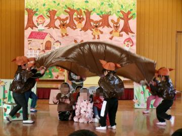 オオカミが赤ずきんを食べるシーンを大きなポリ袋で演じている写真