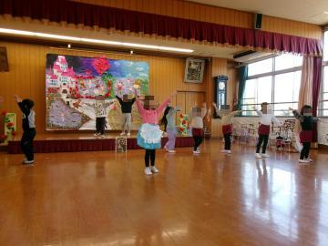 遊戯室で美女と野獣のダンスを踊っている子供たちの写真