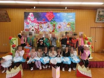 遊戯室のステージで撮った5歳児の集合写真
