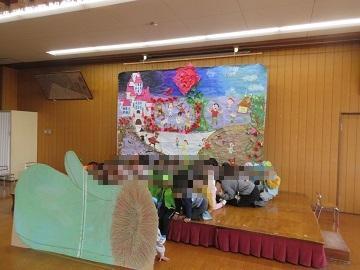 遊戯室で全園児が手袋の段ボールの中に隠れている写真