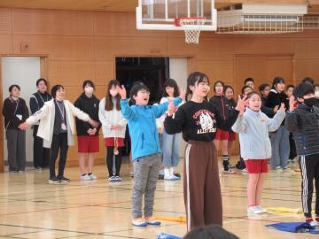 5年生が歌をプレゼントしている写真