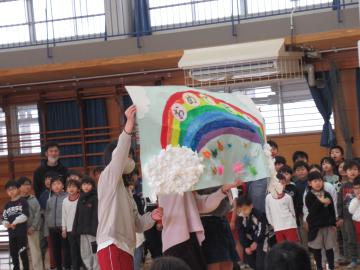 おめでとうのメッセージを送っている写真