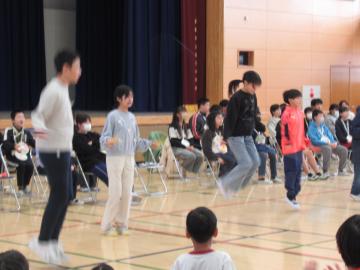 6年生たちが縄跳びを跳んでいる写真