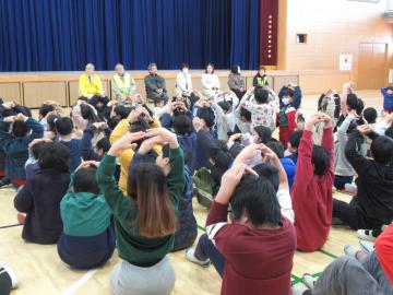 スクールヘルパーさんクイズをしている写真