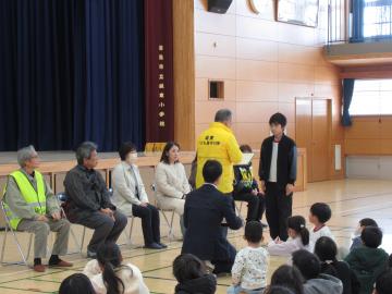 6年生の班長を表彰していただいている写真