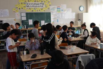 万華鏡を作っている写真