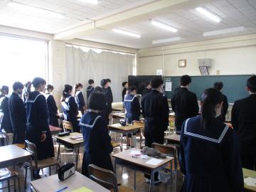 教室で起立した生徒たちが黙祷を捧げる様子