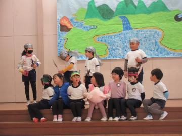 遊戯室の壇上で5歳児たちがピーターパンの劇遊びをしている様子