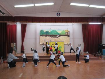 遊戯室で4歳児がお話遊びで餅つきをしている様子