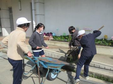 運動場の溝掃除をする6年生その2