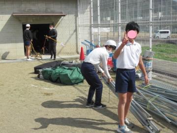 体育倉庫にそうじに取り組む6年生その1