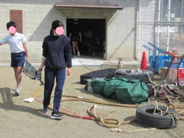 体育倉庫のそうじに取り組む6年生その2