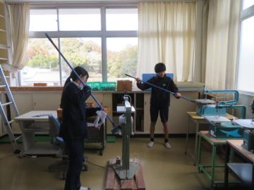 図工準備室のそうじに取り組む6年生