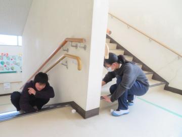 階段の汚れをそうじする6年生