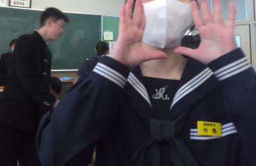 生活部の生徒が教室で呼びかけをしているようす