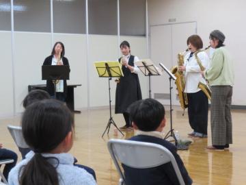 ステージでサックスを演奏する2年生保護者