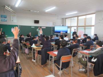 中学校で自転車通学を考えている6年生が挙手する様子