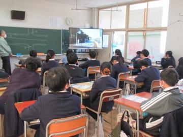 自転車の安全な乗り方についての動画を視聴する6年生その1