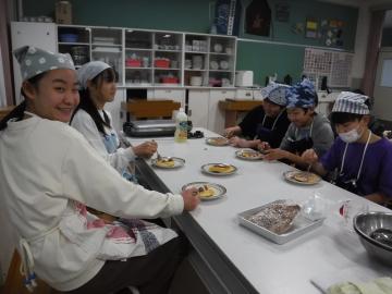 パンケーキを試食する6年生