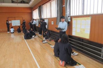 7年生が仕事について調べたことを説明している様子