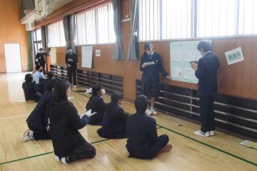 聴衆役の7年生が説明に耳を傾けている様子