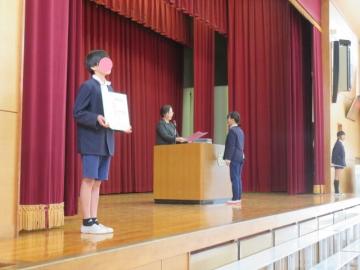 記念撮影の立ち位置を確認する6年生その1