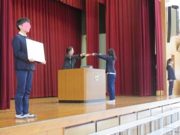 記念撮影の立ち位置を確認する6年生その2