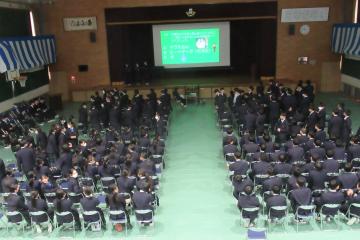 生徒が先生に関するクイズを楽しんでいる様子