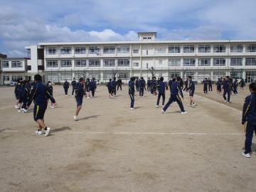 ドッジボールを楽しむ生徒たちの様子